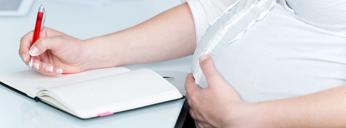 Plan de parto Mujer embarazada con una libreta
