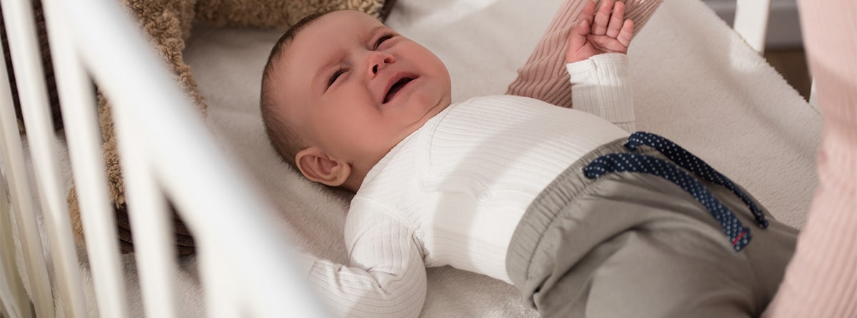 Síndrome del bebé sacudido Bebé llorando en la cuna