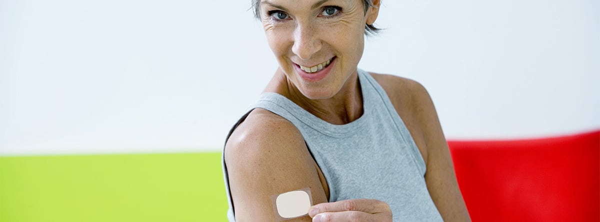 Mujer con parche hormonal