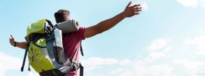 Persona con mochila de viaje