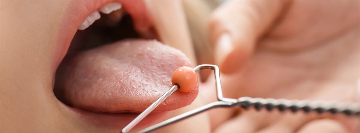 Lengua practicando ejercicios de logopedia