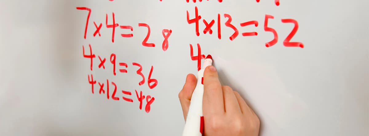 Pizarra con operaciones matemáticas