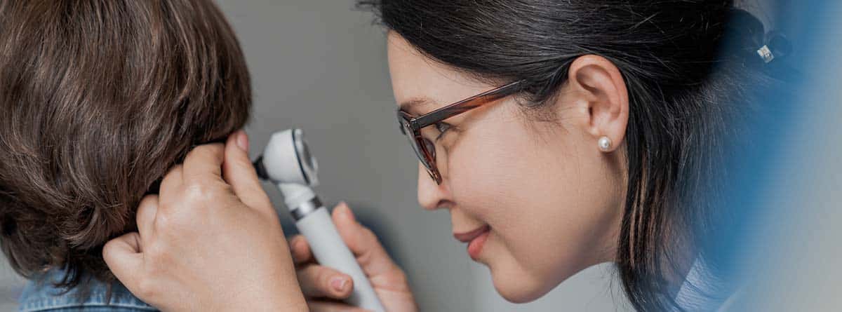 Otorrino revisando el oído de un niño