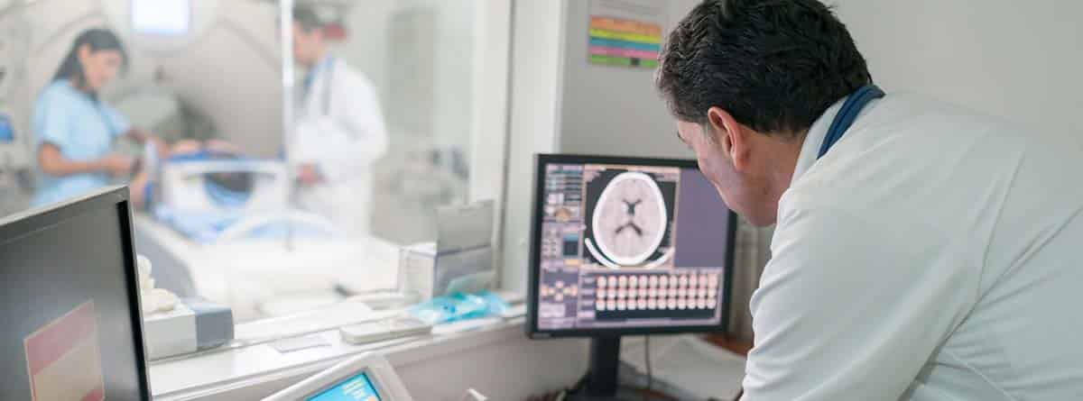 Braquiterapia para tratar el cáncer Médico revisando en el ordenador un tratamoenti de braquiterapia