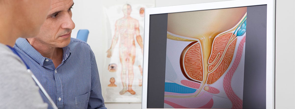 Hombre en consulta médica con el urólogo