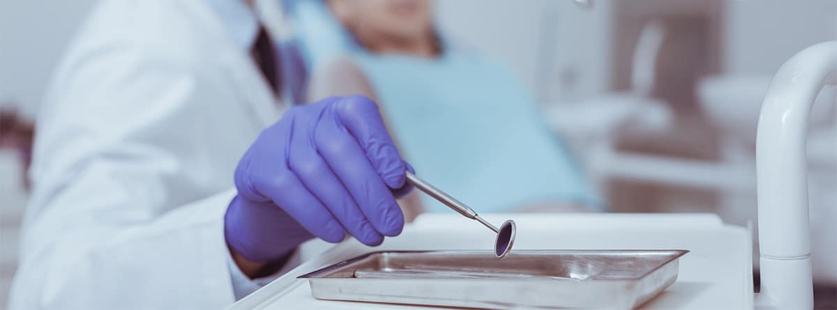 Dentista cogiendo una herramienta