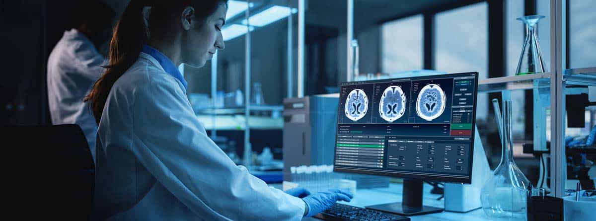 Médico revisando en el ordenador un tratamoenti de braquiterapia