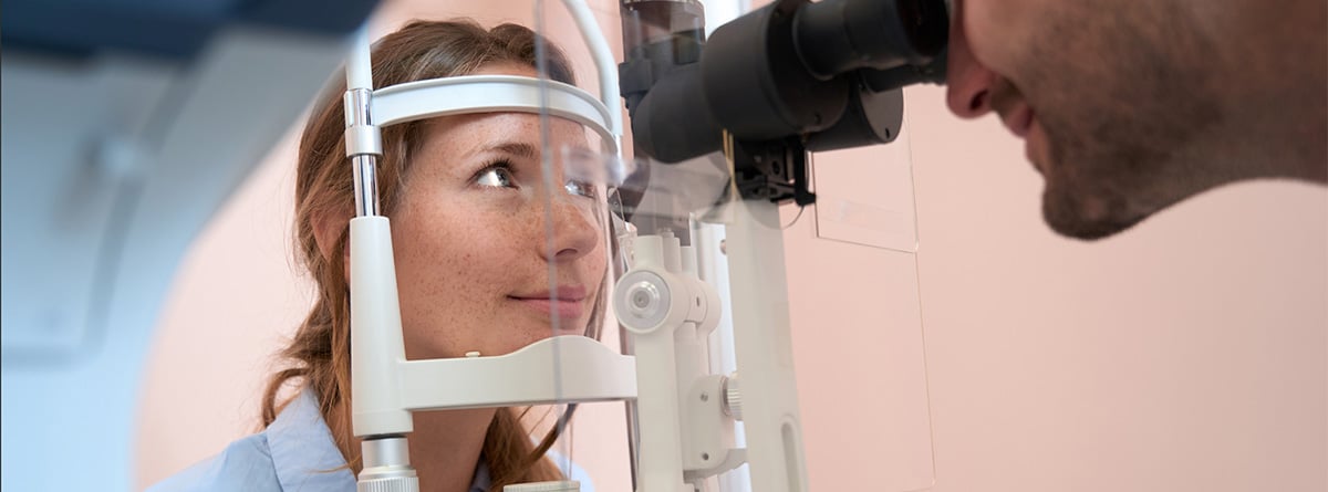 Mujer revisión oculista