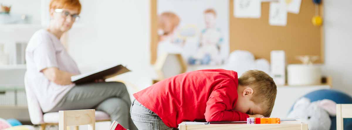 Niño en sesión de terapia psicológica