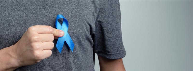 Hombre con un lazo azul en el pecho