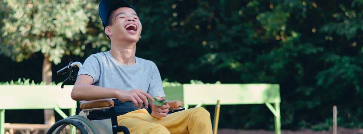 Niño con ataxia de friedreich en silla de ruedas