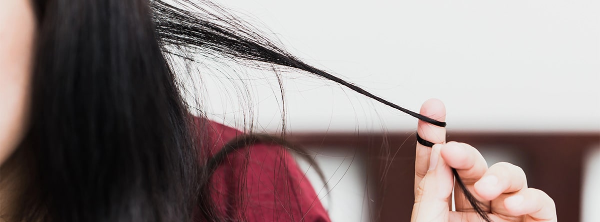 Mujer tocándose el pelo