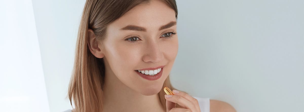 Vitamina D Mujer tomando suplemento vitamina D