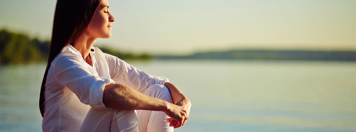 Mujer descansando mirando el mar