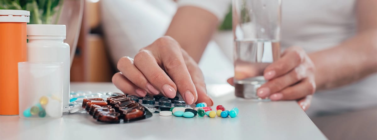 Mujer tomando medicina