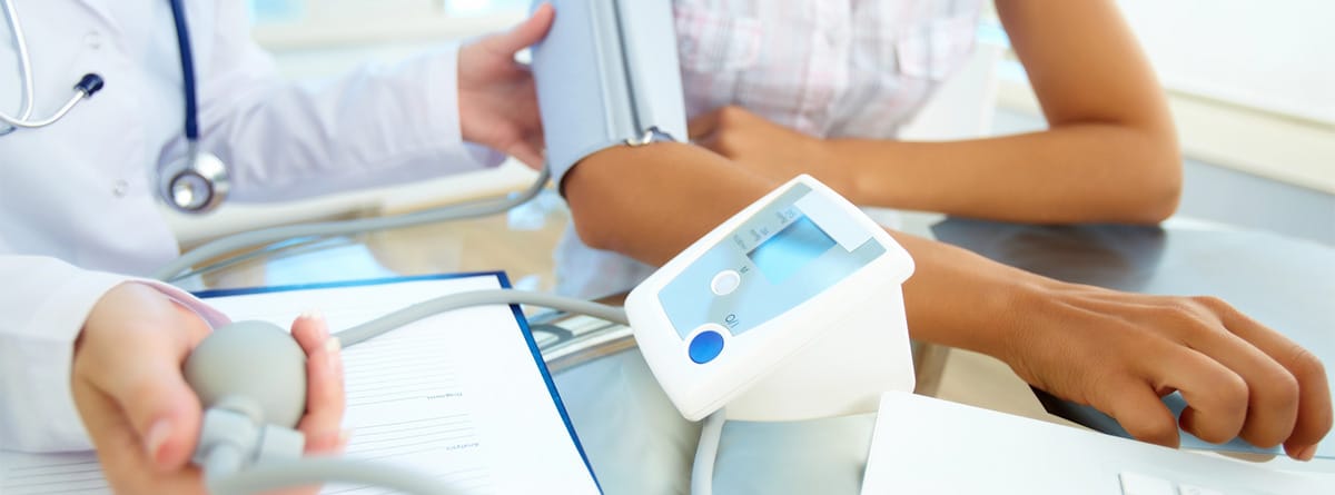 Médico tomando la tensión a un paciente