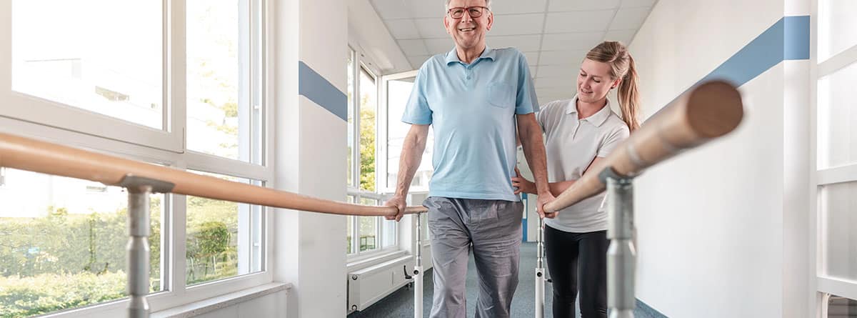Hombre en centro de rehabilitación