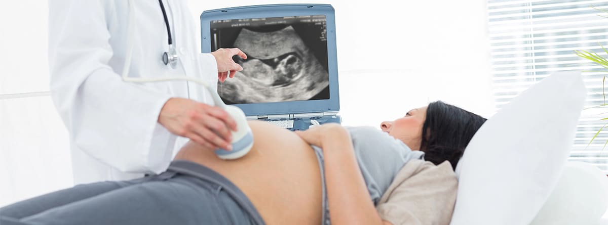 Mujer embarazada en ecografía