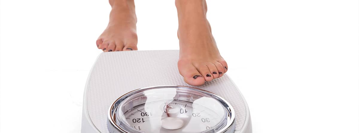 Balance energético Persona subiéndose a una báscula