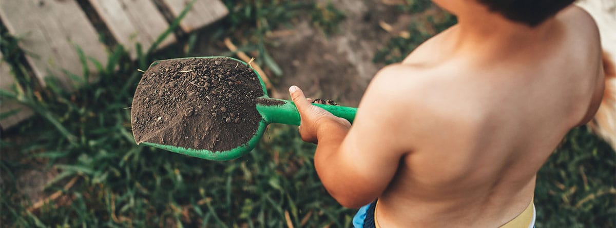 Niño jugando con tierra