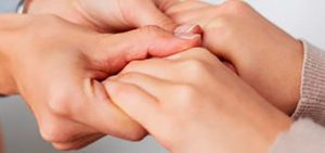 Dos manos agarrando otras dos manos