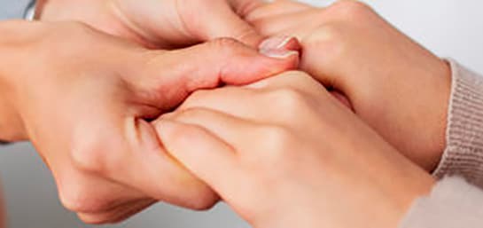 Dos manos agarrando otras dos manos