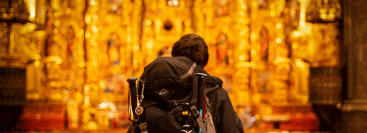 Паломник на Камино-де-Сантьяго у собора