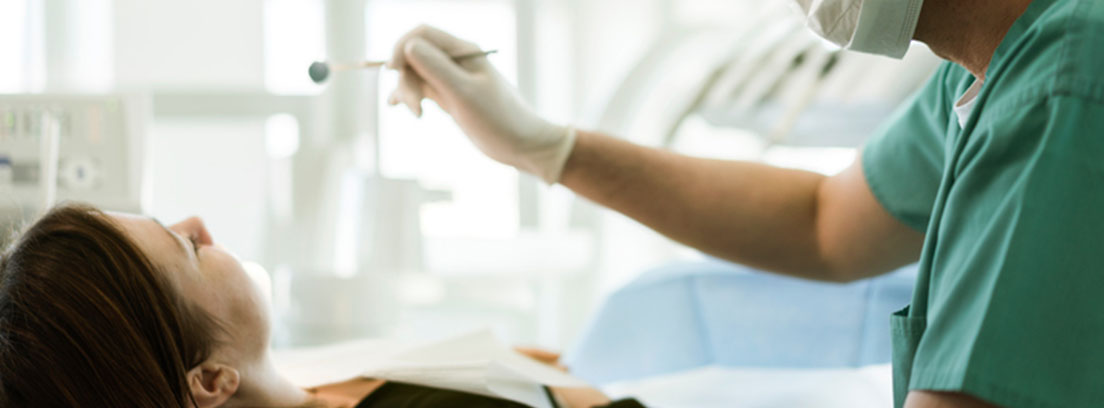 Tratamiento de las alteraciones de boca Dentista tratando a paciente