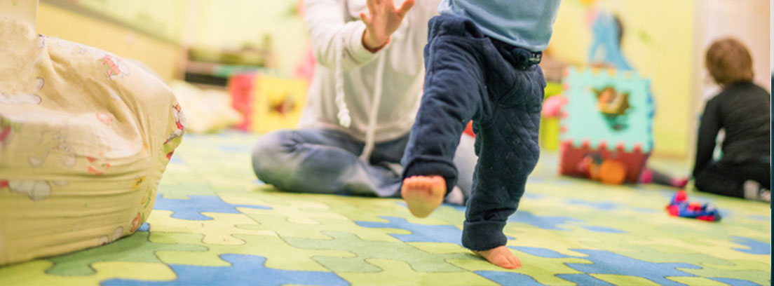 Sinovitis transitoria de la cadera en los niños Piernas de niño dando sus primeros pasos