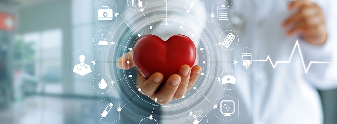 claves-para-mantener-un-corazón-sano doctor en medicina con un corazón rojo en la mano
