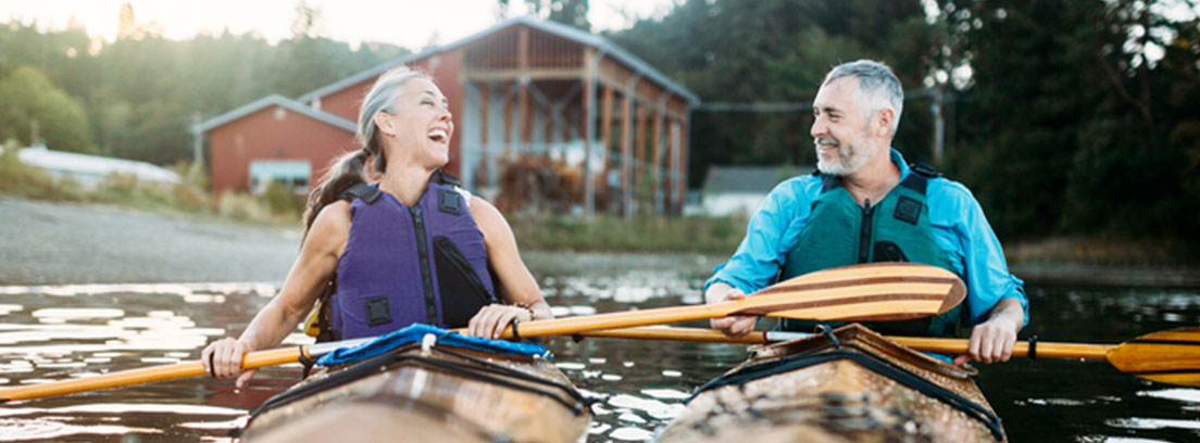 Claves para vivir más y, sobre todo, mejor Hombre y mujer adultos subidos a una canoa