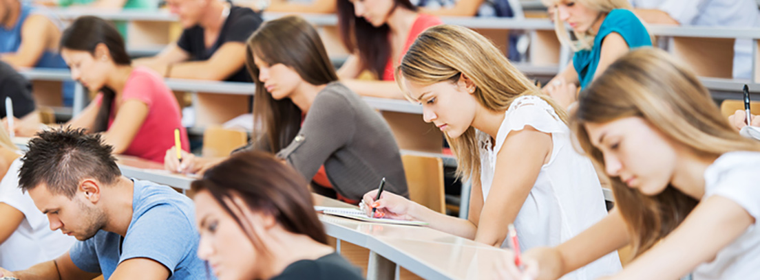 Consejos para afrontar mejor los exámenes Grupo de jóvenes estudiantes haciendo un examen
