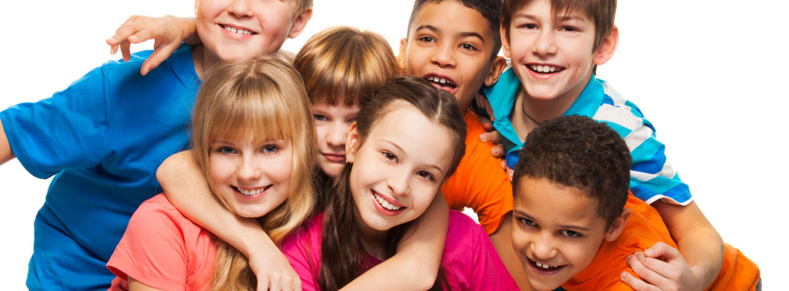 Desarrollo emocional de los 6 a los 12 años Grupo de niños mirando a la cámara sonrientes
