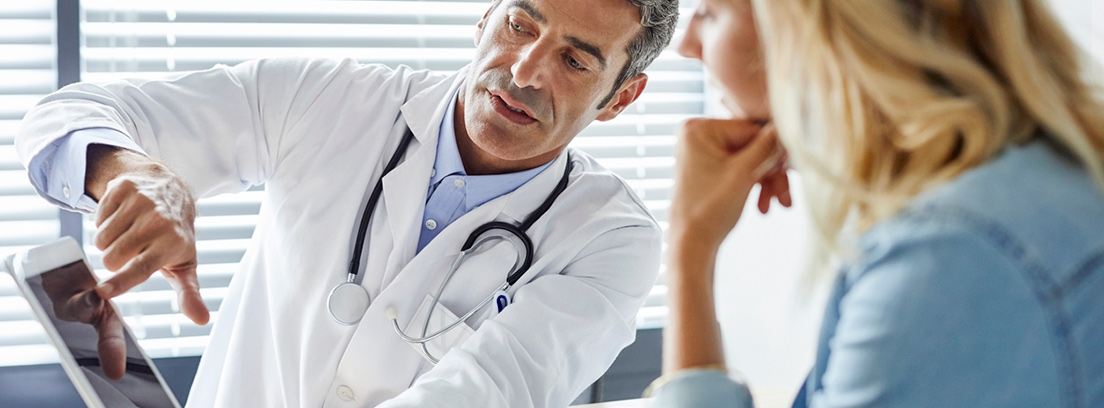 ¿Qué es un embarazo ectópico? Doctor enseñándole una ecografía a una mujer