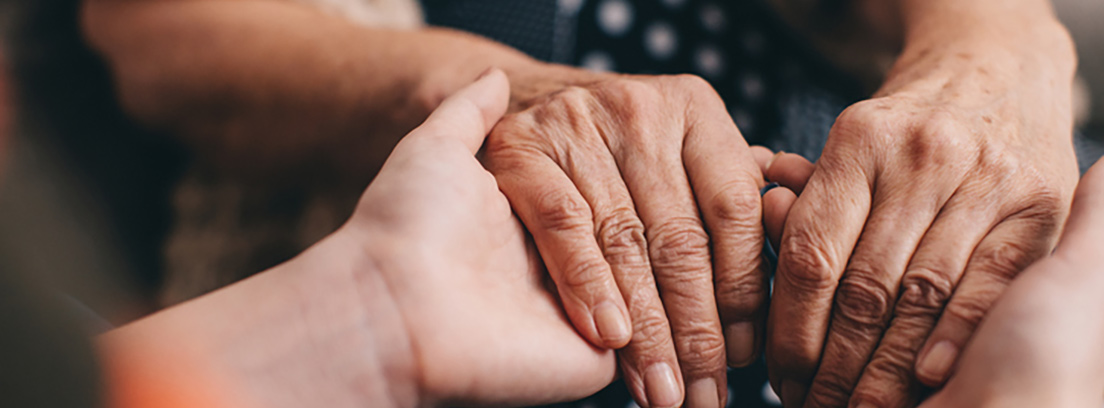 Oncología en personas mayores Dos personas cogiéndose las manos