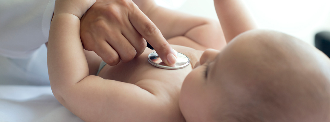 Exantema subito en niños Pediatra oscultado a un bebé