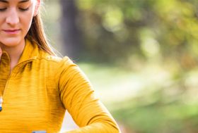 chica deportista midiéndose la frecuencia cardíaca
