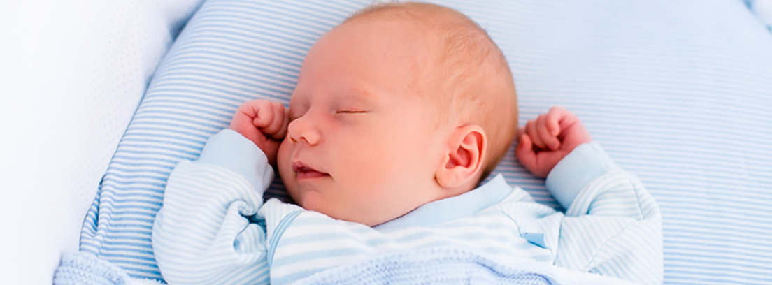 Hernias inguinales en los bebés recién nacidos Bebé dormido hacia arriba