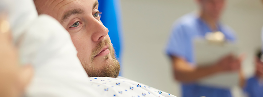 Enfermedades respiratorias neumotórax. Un paciente en una camilla de hospital