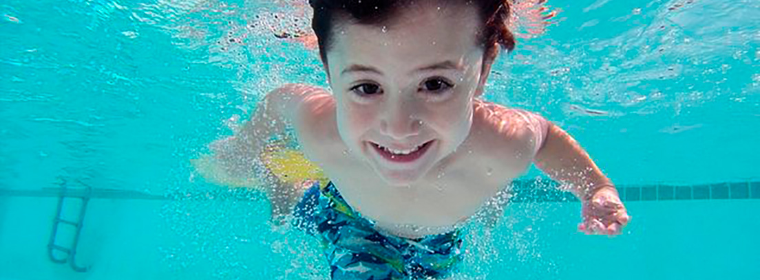 Recomendaciones básicas durante el verano para los niños Niño buceando con una gran sonrisa