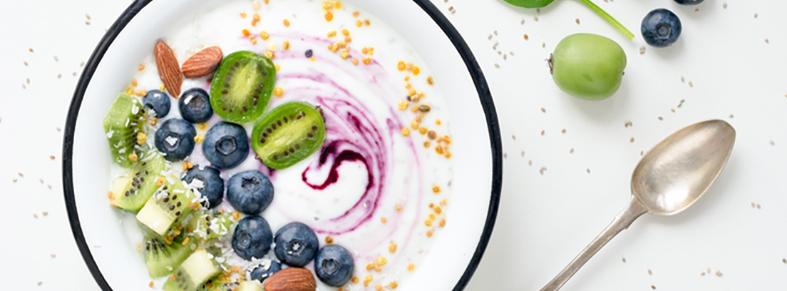 Postres ligeros y nutritivos Recipiente con yogur y frutas