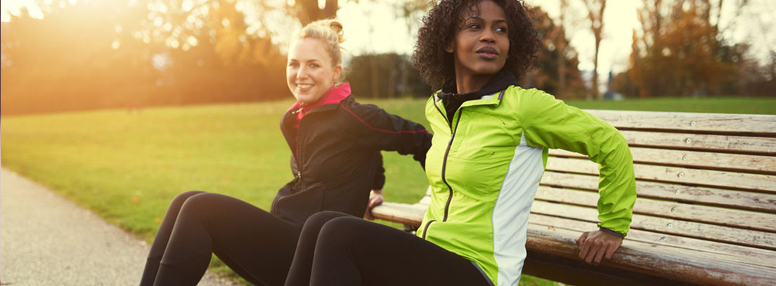 Prevención de riesgos cardiovasculares Dos mujeres haciendo ejercicio en un parque