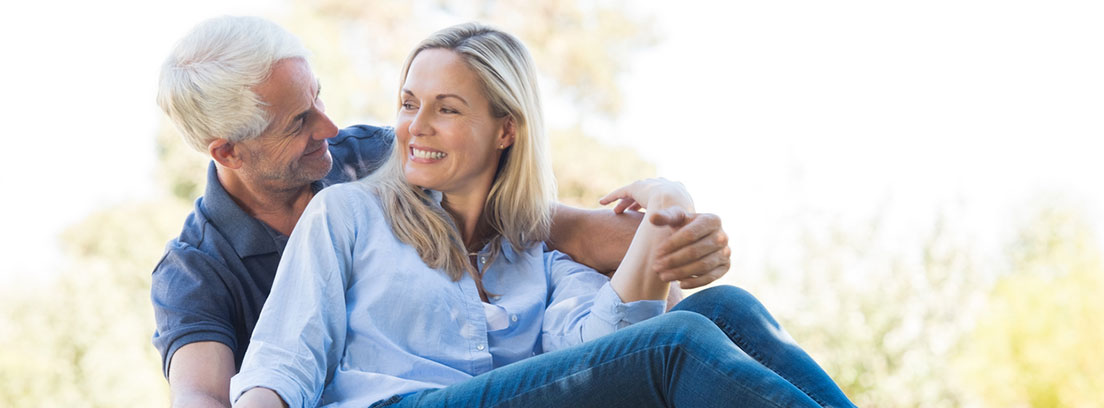Secretos para que una relación funcione Mujer recostada sobre hombre en actitud cariñosa