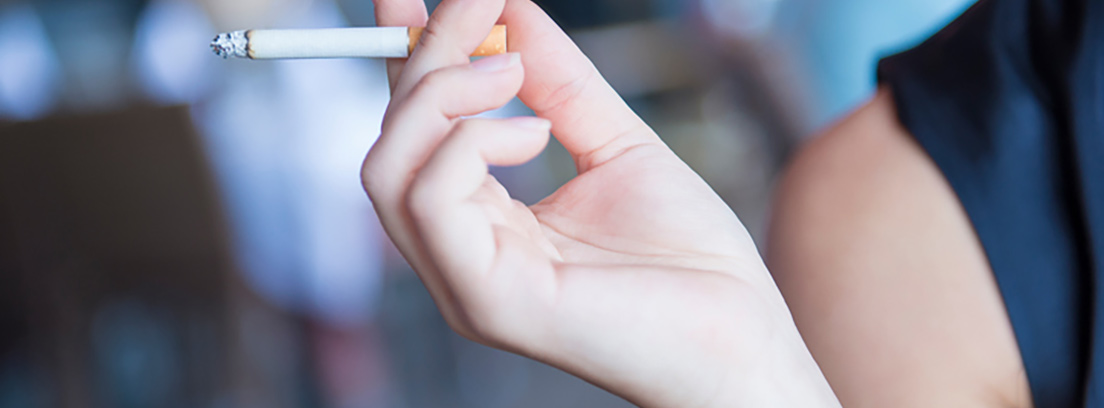 Tabaquismo y salud Mano sujetando un cigarrillo