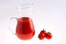 jarra con zumo de tomate y tres tomates nutrición y salud-zumo de tomate