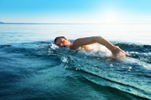 triatlón natación hombre nadando en el mar