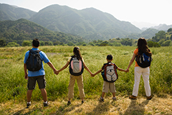 familia en la montaña - Turismo activo Viajes - Turismo activo - Senderismo