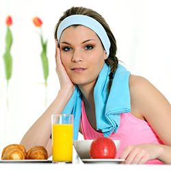 mujer desayunando