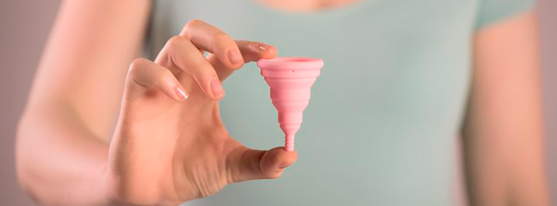 La copa menstrual: ¿qué es y para qué sirve? Una mujer sujetando la copa menstrual