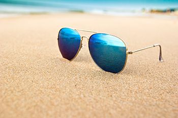 gafas de sol en la playa gafas de sol para proteger los ojos - oftalmología - canal Salud